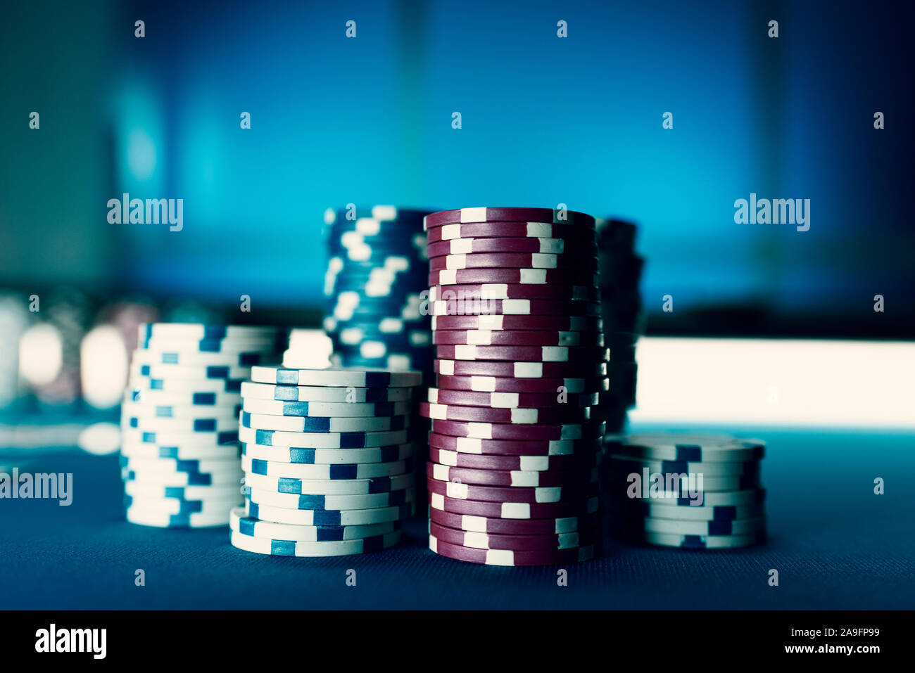 Des piles de jetons sur la table de poker, casino et gagner concept Banque D'Images