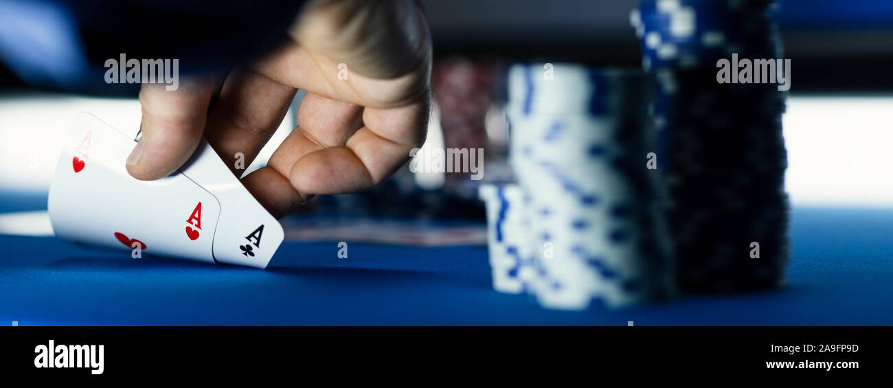 Texas Hold'em Tournoi de poker au casino : un joueur tient deux cartes de ace Banque D'Images