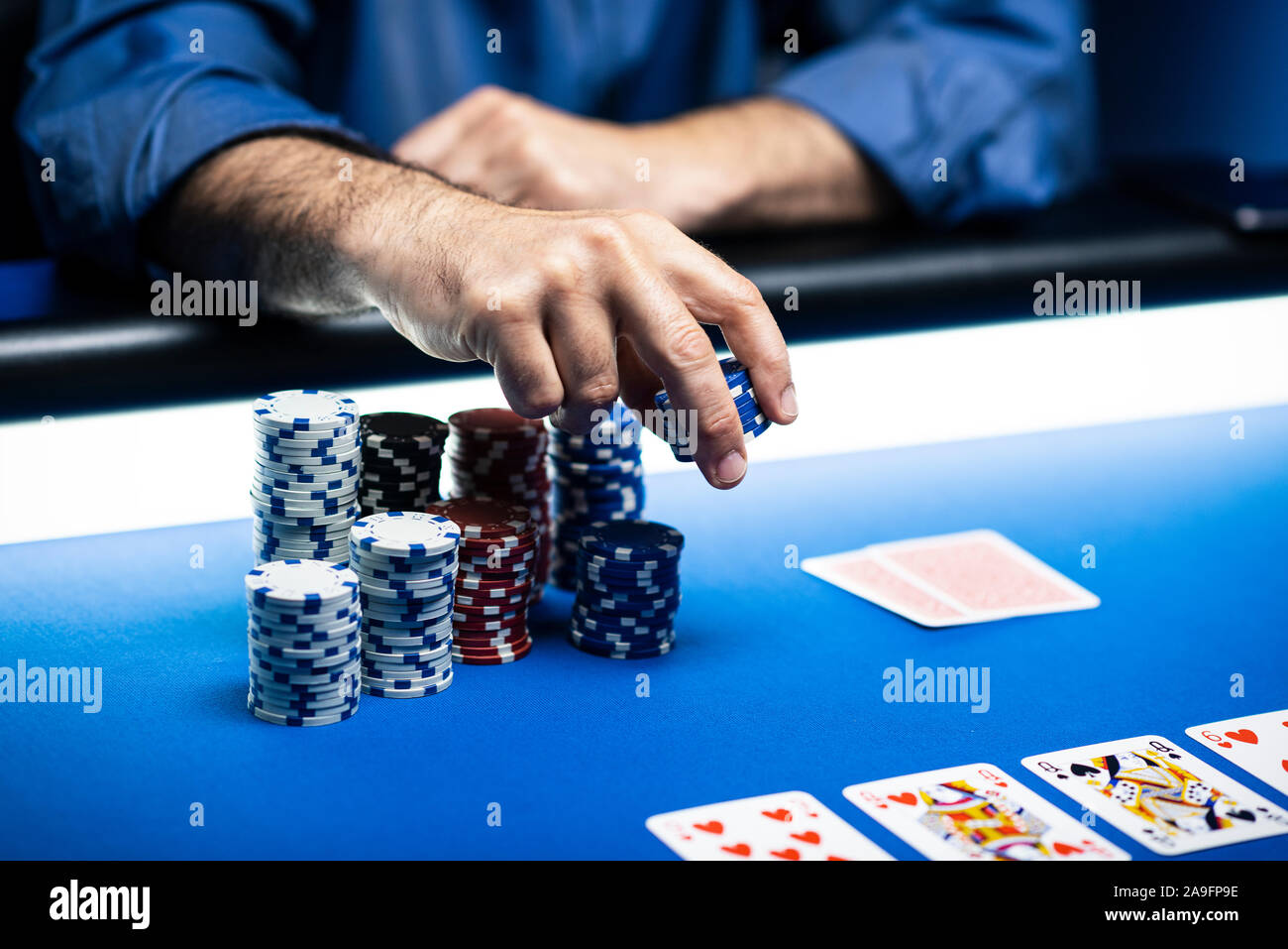 Puces de pari joueur au casino et Hold 'Em Poker cartes sur table, les jeux de hasard et concept Banque D'Images