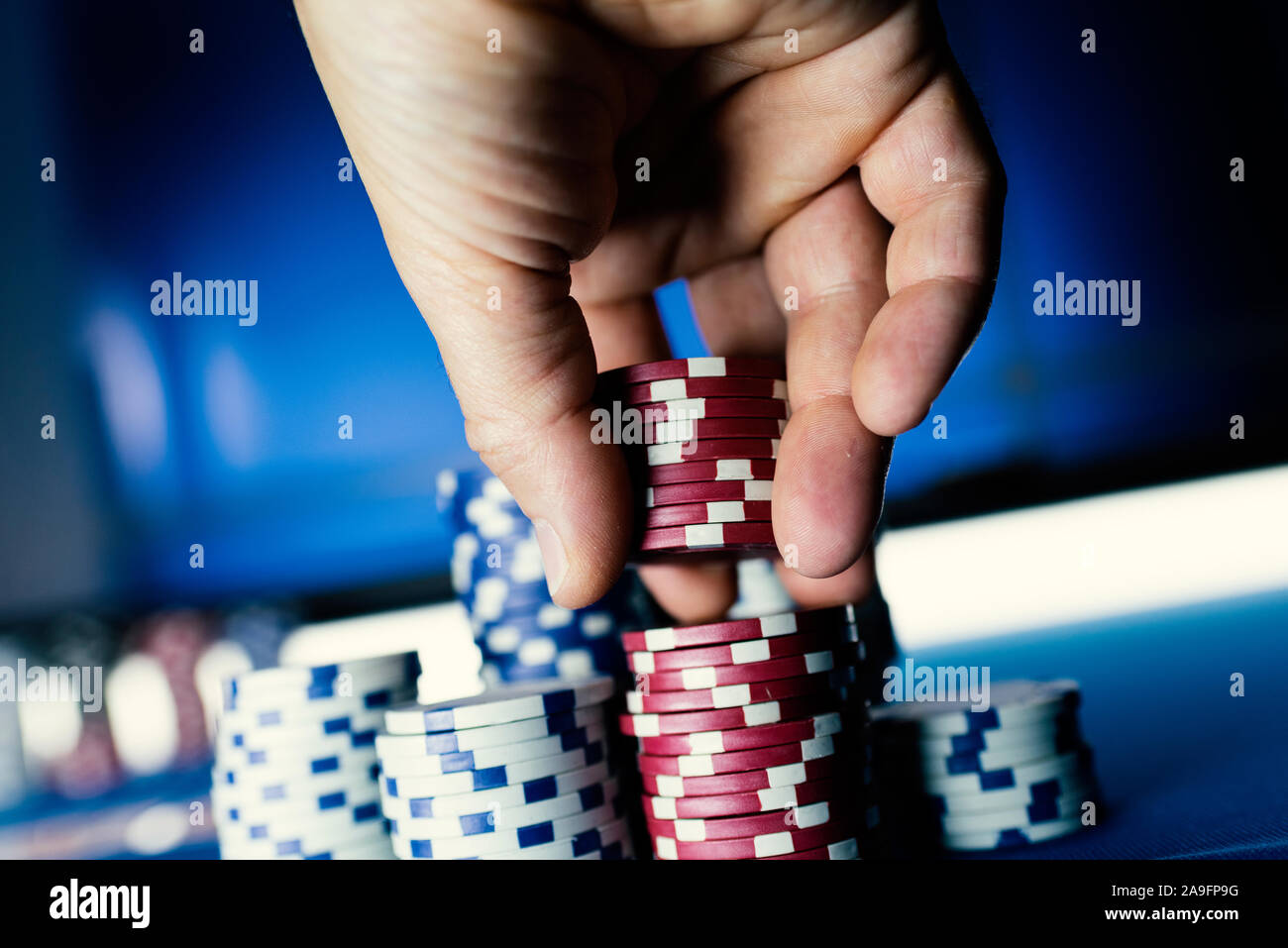 Cumul des jetons de poker joueur au casino, jeux de hasard et bet concept Banque D'Images