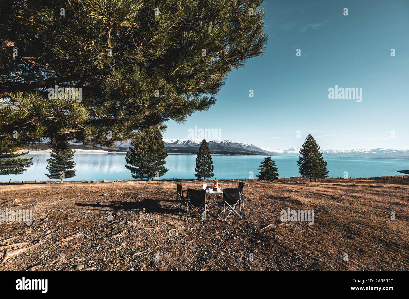 Table de petit déjeuner près du lac bleu et les montagnes à l'arrière Banque D'Images