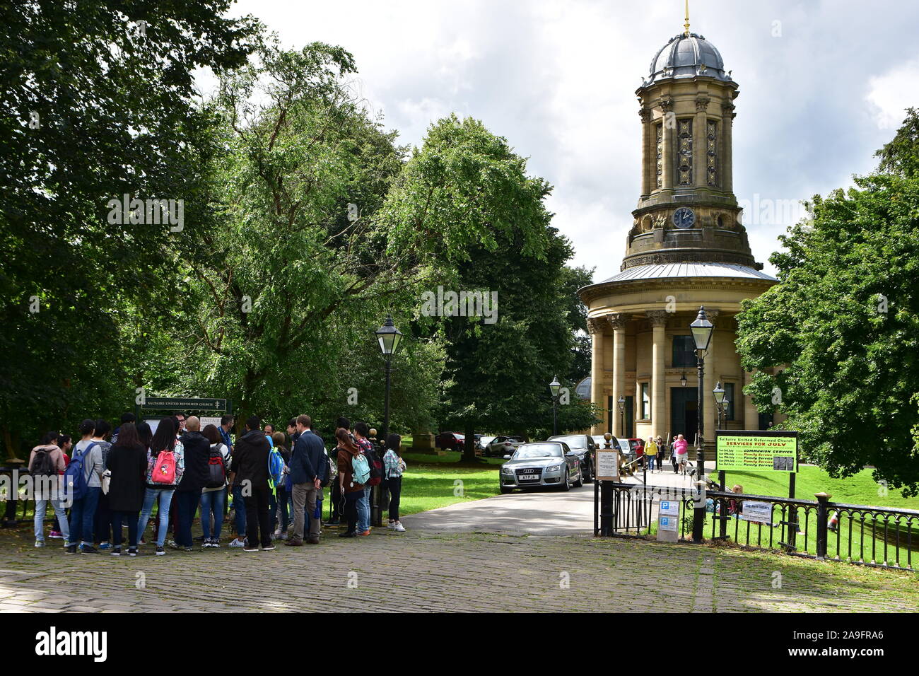 Les touristes japonais, Saltaire United Reform Church, Saltaire, village Banque D'Images