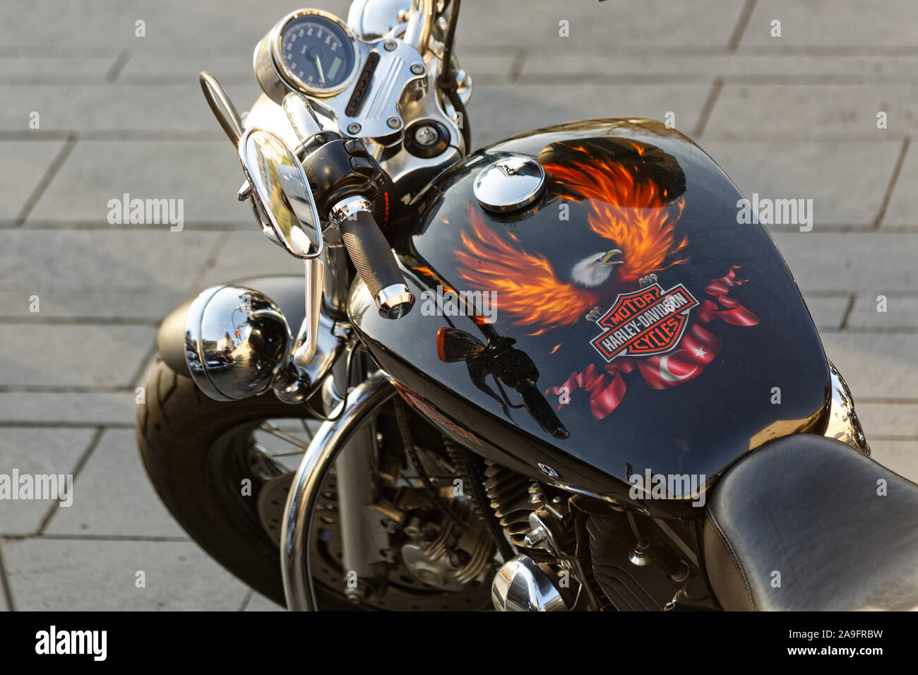 Harley Davidson de planche de bord du broyeur et le réservoir de combustible peint avec eagle et gravure drapeau turc. Banque D'Images
