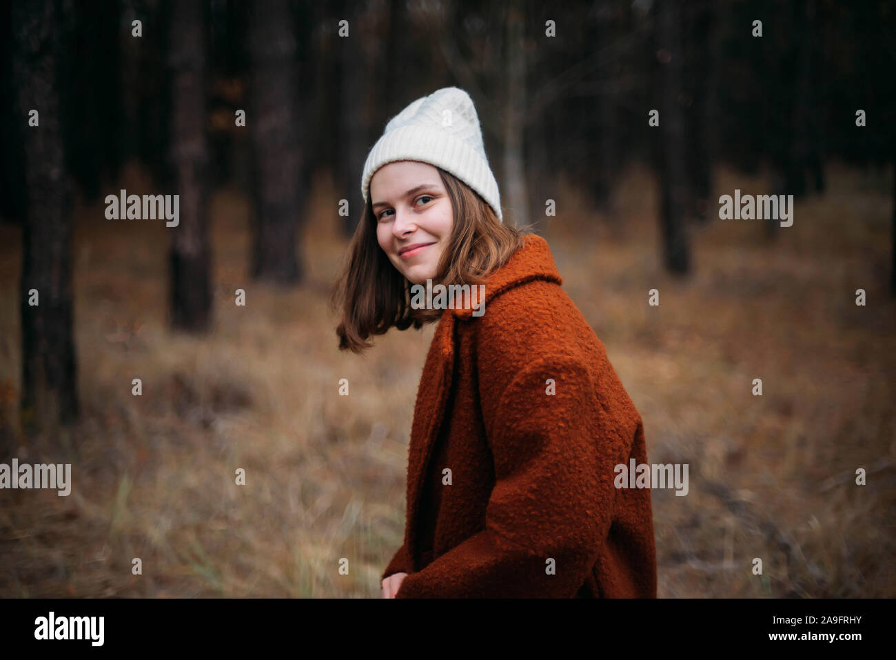 Close-up portrait de jeune dame debout dans la forêt Banque D'Images