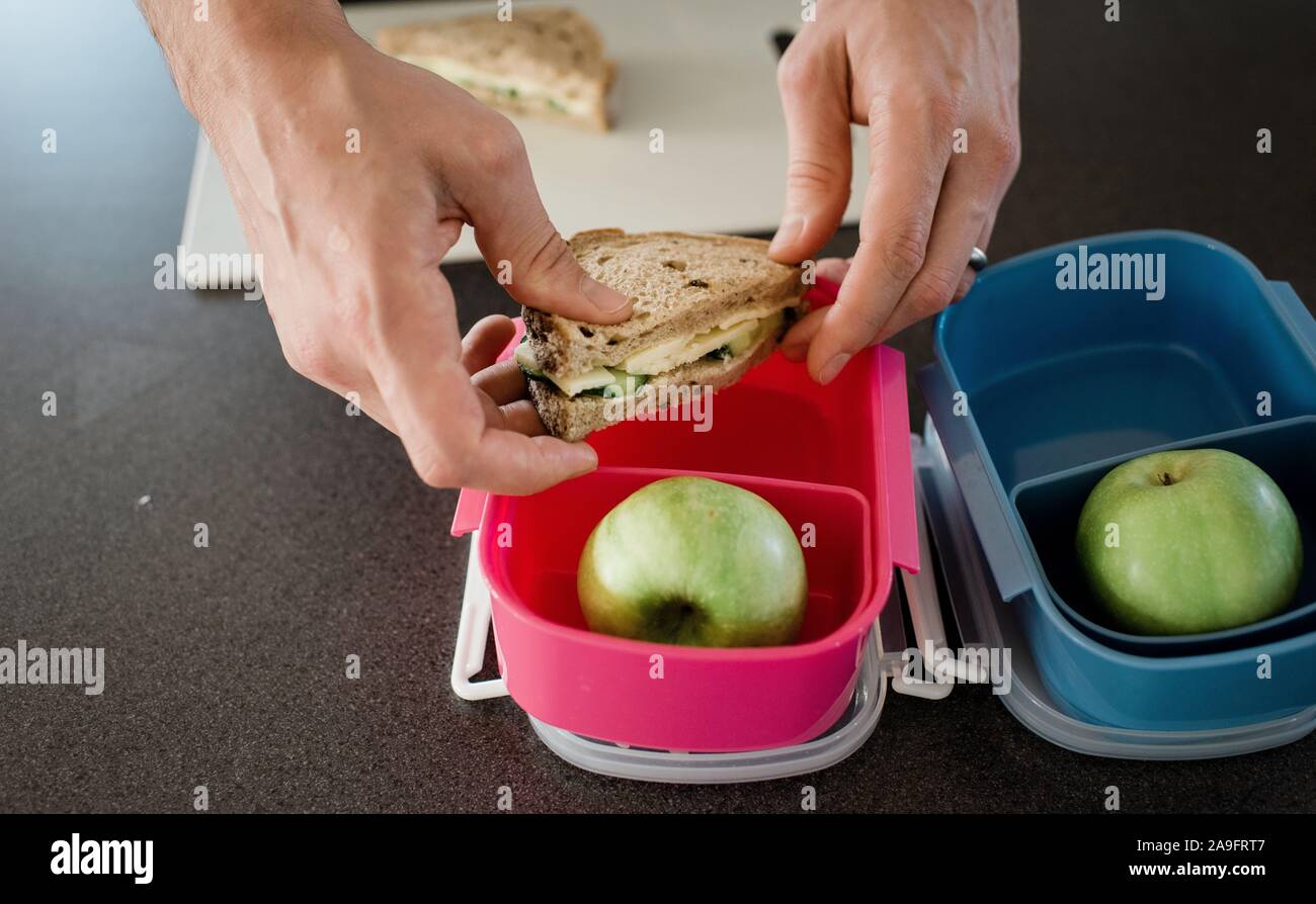 Père de faire un lunch box pour ses enfants avant l'école Banque D'Images