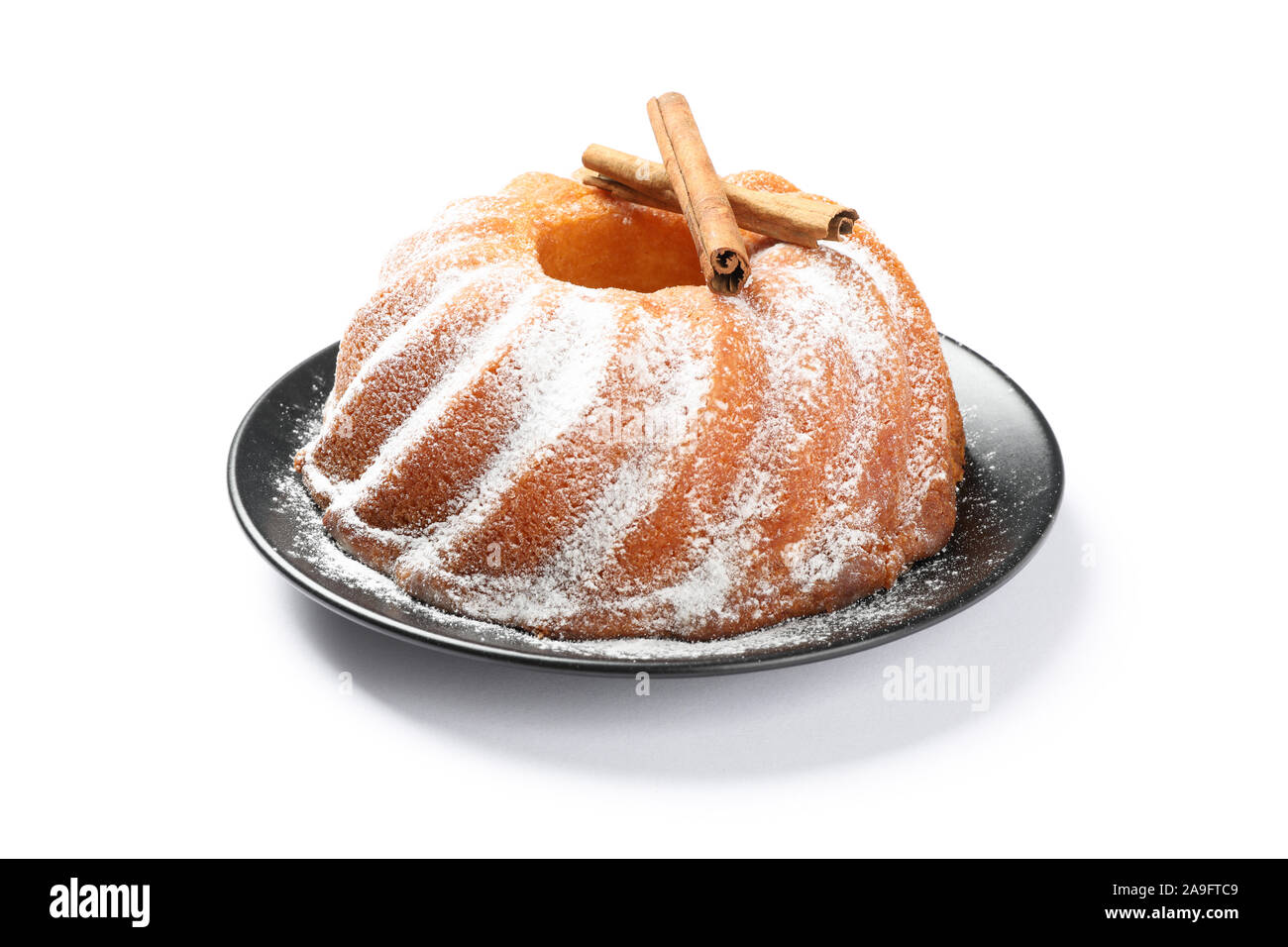 Gâteau avec du sucre en poudre et la cannelle isolé sur fond blanc Banque D'Images