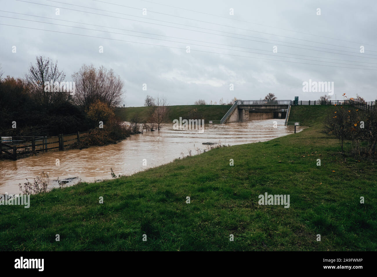 La défense contre les inondations du Banbury devenir envahi par l'eau de pluie en novembre 2019. Banque D'Images