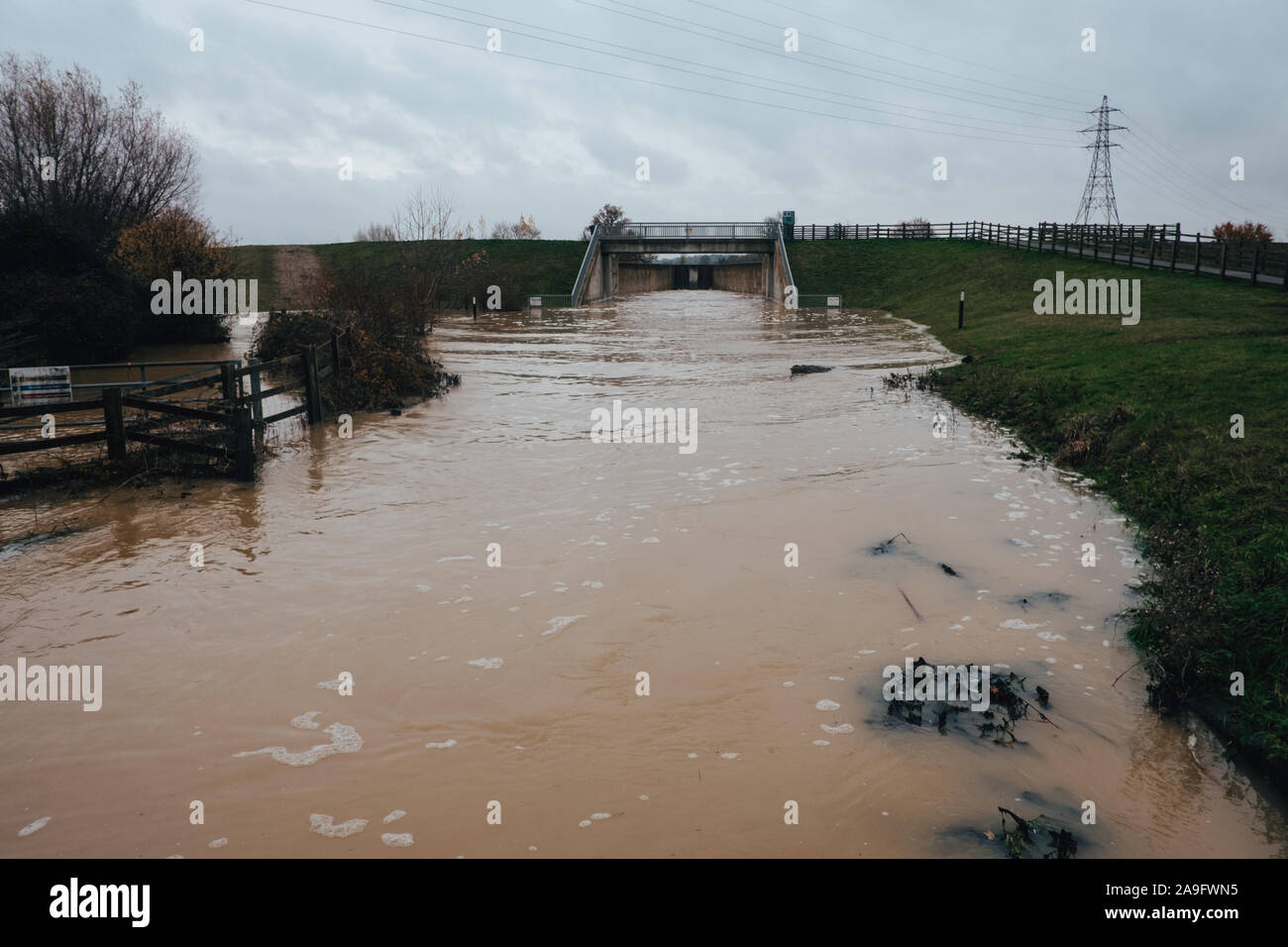 La défense contre les inondations du Banbury devenir envahi par l'eau de pluie en novembre 2019. Banque D'Images