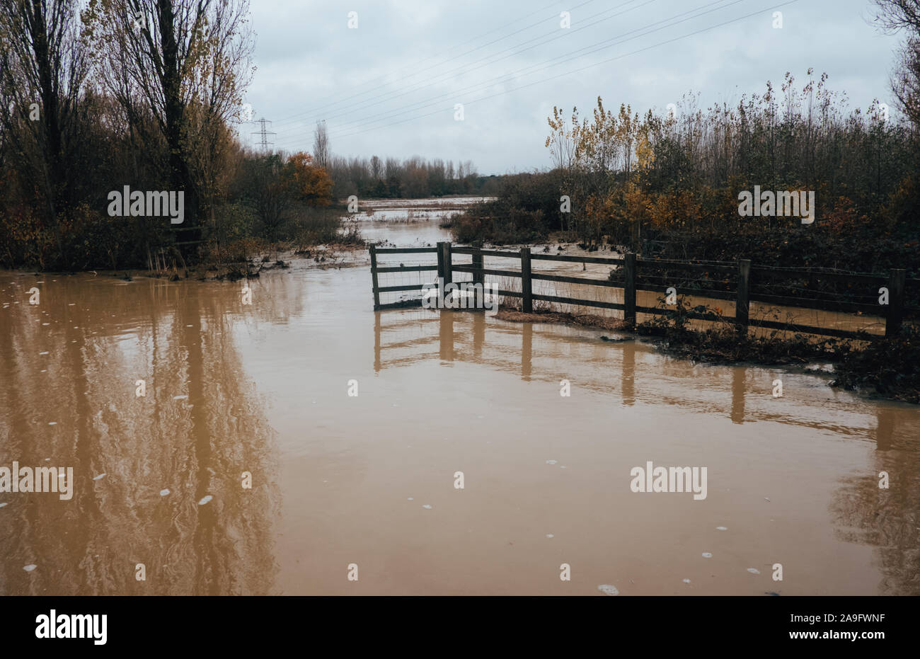 La défense contre les inondations du Banbury devenir envahi par l'eau de pluie en novembre 2019. Banque D'Images
