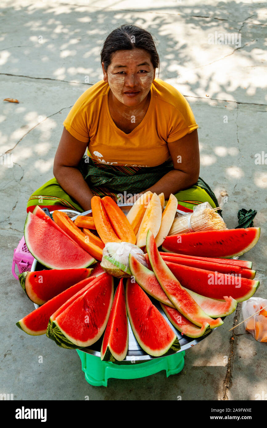 Un vendeur de fruits à la Pagode Kuthodaw, Mandalay, Myanmar. Banque D'Images
