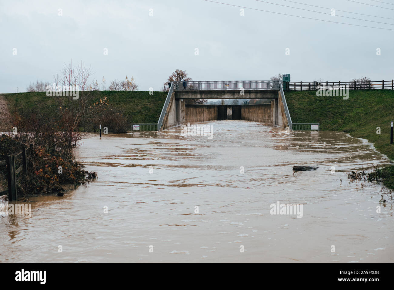 La défense contre les inondations du Banbury devenir envahi par l'eau de pluie en novembre 2019. Banque D'Images