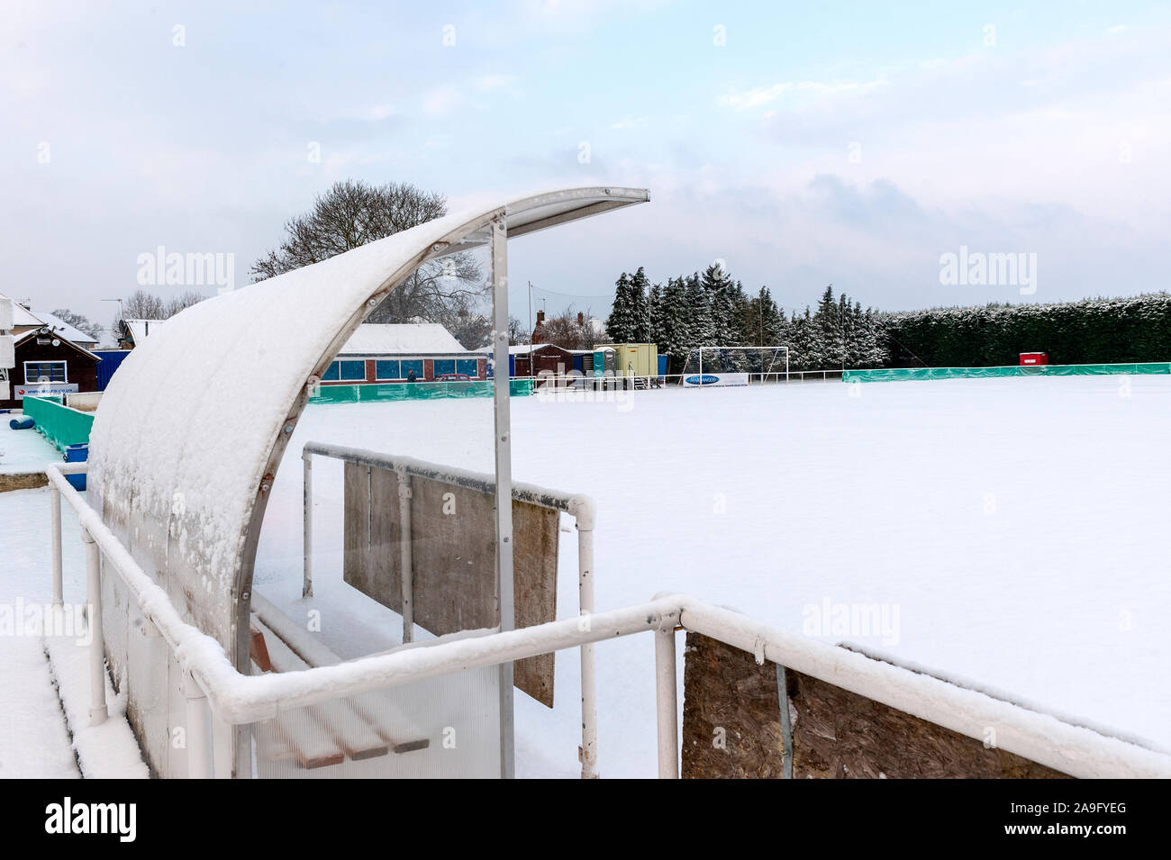 Le terrain de football couvert de neige d'AFC Totton football club Testwood au parc, Totton, Hampshire, England, UK - le terrain a été en 2011 et est maintenant un nouveau développement immobilier. Banque D'Images