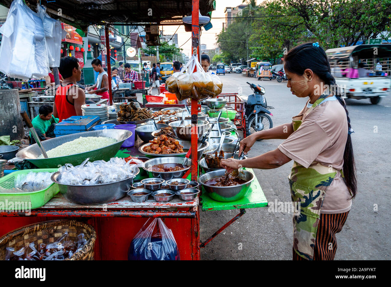 Affichage de l'alimentation de rue, Mandalay, Myanmar. Banque D'Images