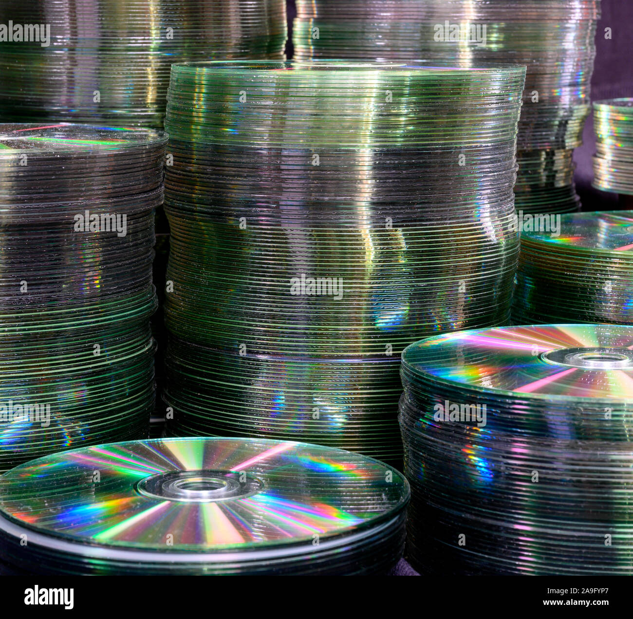 Vue de la création de piles de vieux CD et DVD. Banque D'Images