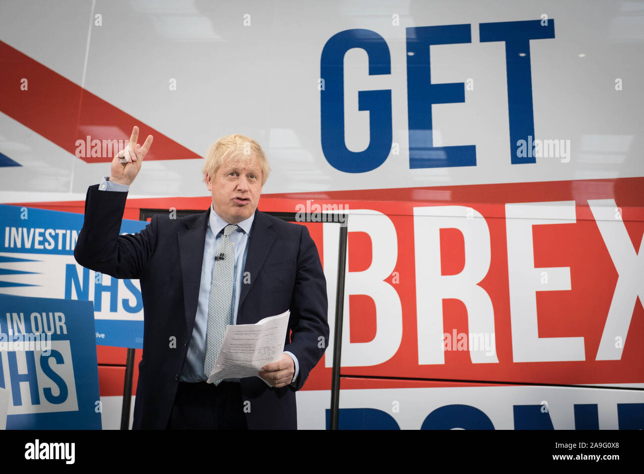 Premier ministre Boris Johnson lors de la présentation officielle du parti conservateur battlebus à Middleton, Greater Manchester. PA Photo. Photo date : vendredi 15 novembre, 2019. Voir l'histoire des élections. LA POLITIQUE PA Crédit photo doit se lire : Stefan Rousseau/PA Wire Banque D'Images