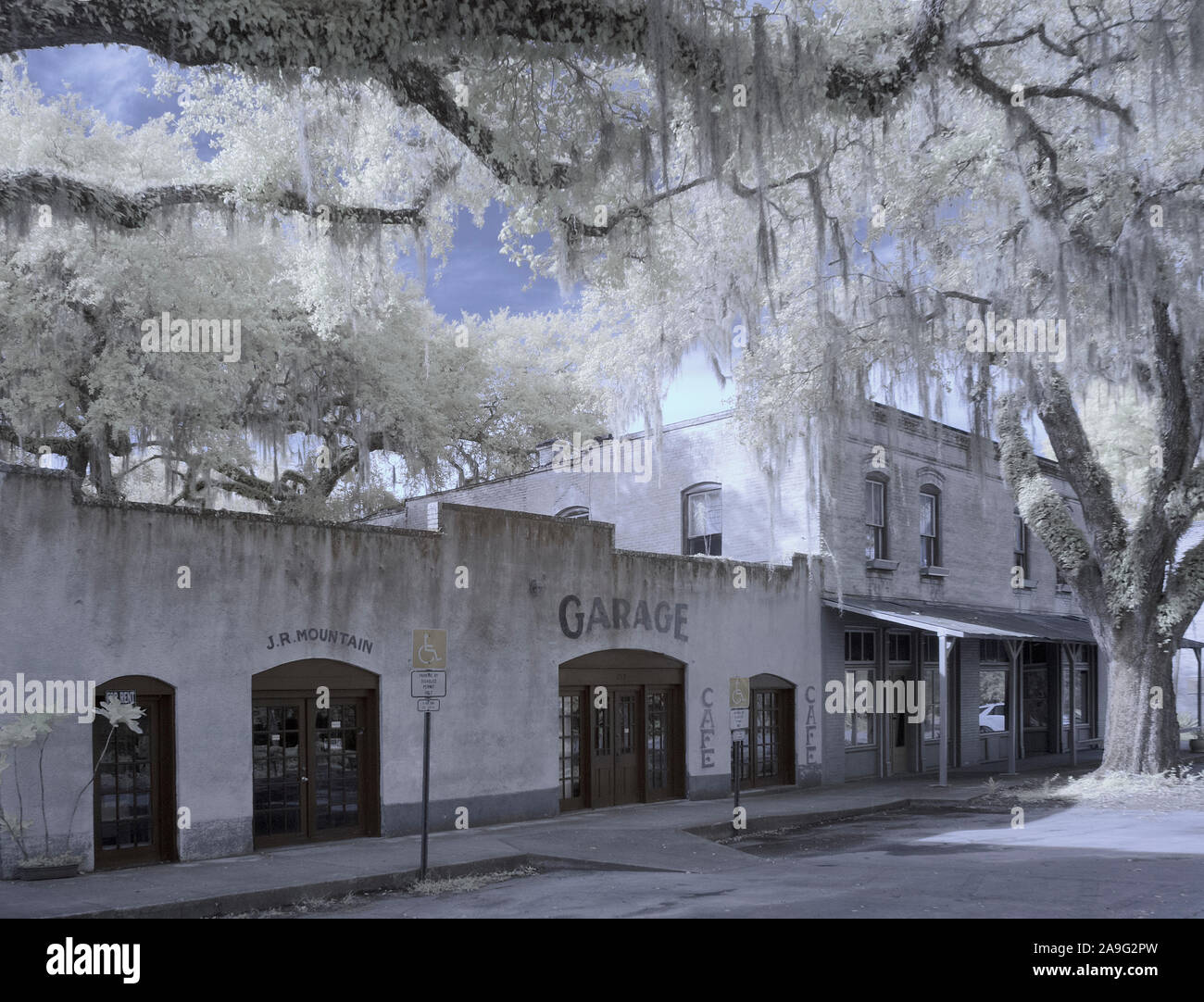 La photographie infrarouge en fausses couleurs rouge de vieux bâtiments en Floride Micanopy Banque D'Images