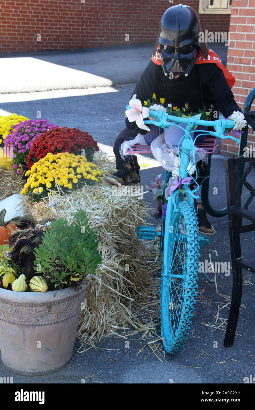 Décor de magasin, avec Dark Vador sur un vélo et des décorations d'automne Banque D'Images