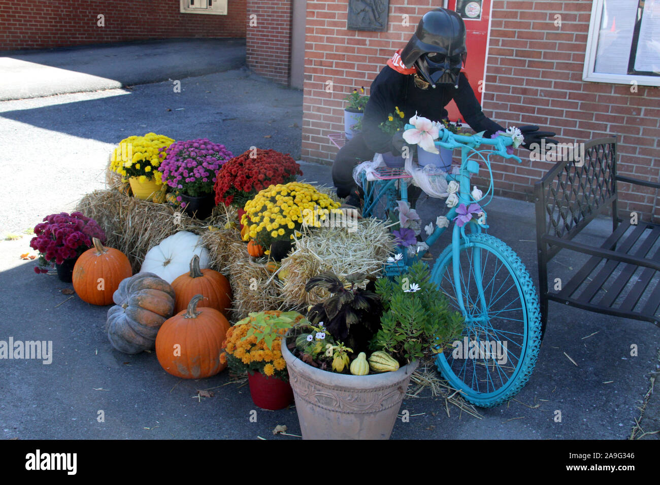 Décor de magasin, avec Dark Vador sur un vélo et des décorations d'automne Banque D'Images