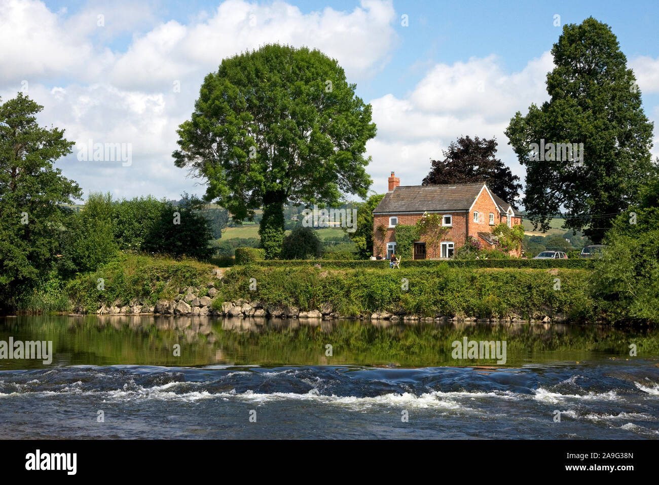 Riverside cottage, rivière Wye, Hay-on-Wye. Powys, Pays de Galles, Royaume-Uni Banque D'Images
