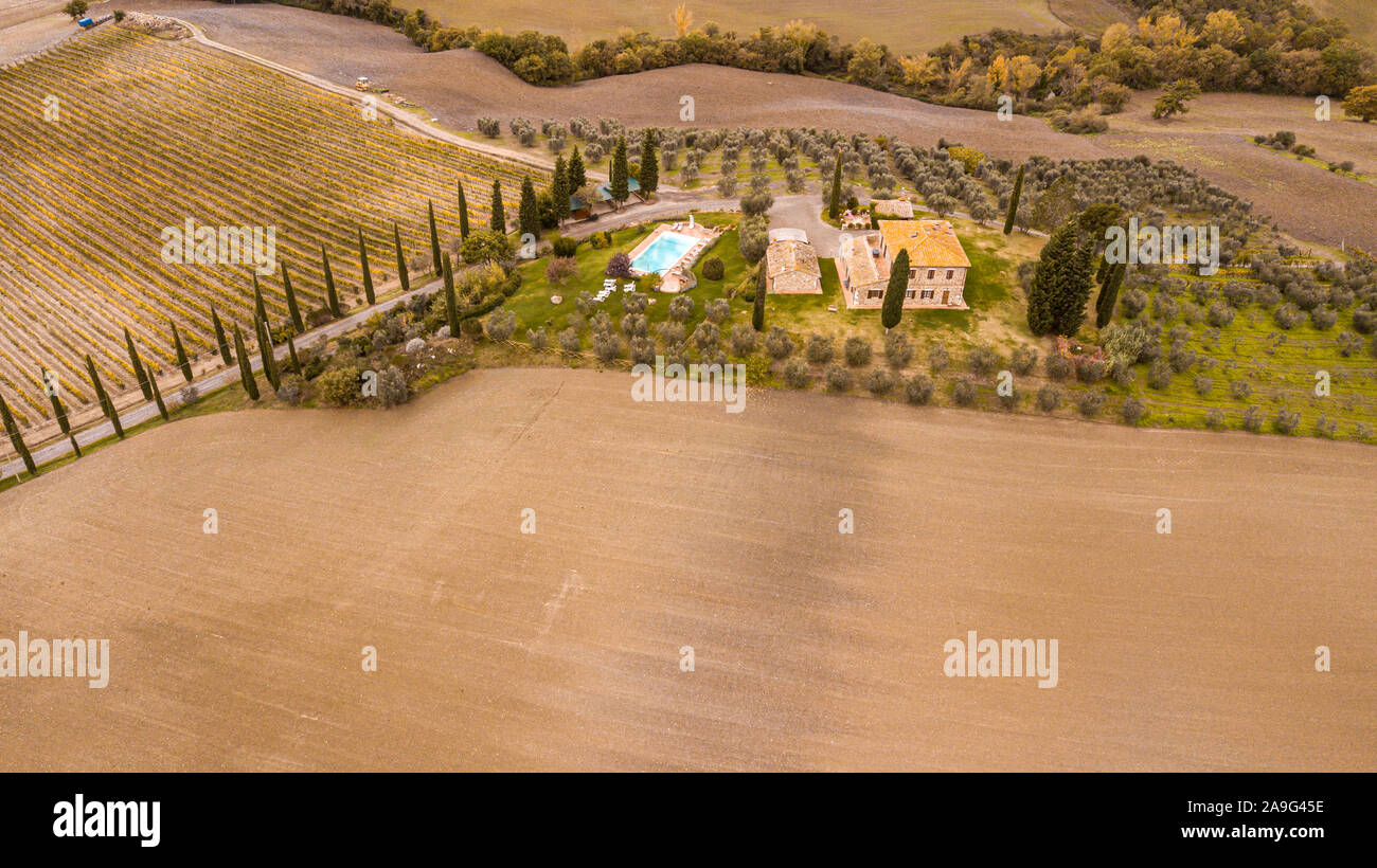 Drone Vue aérienne de toscana ferme maisons et avenues de cyprès de la Toscane Italie Europe intéressant les destinations de voyage Banque D'Images