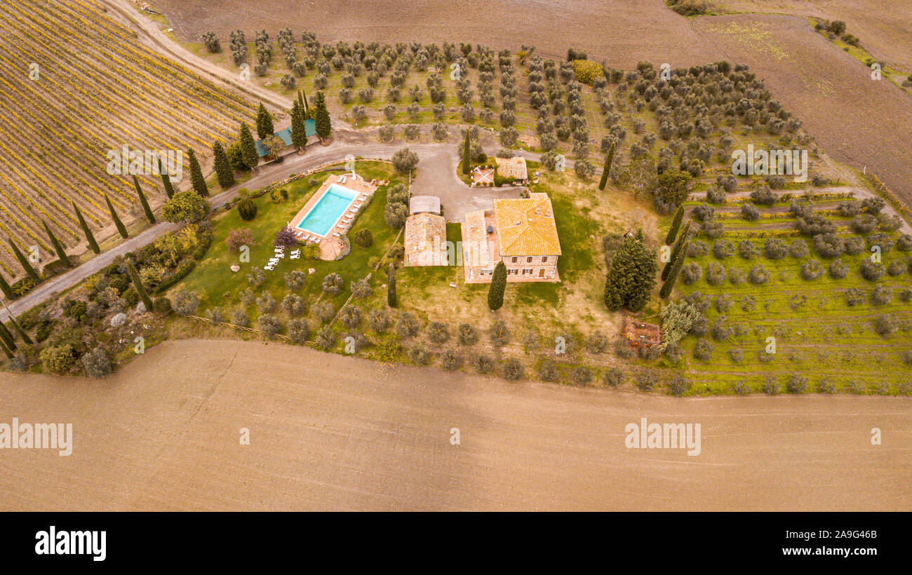 Drone Vue aérienne de toscana ferme maisons et avenues de cyprès de la Toscane Italie Europe intéressant les destinations de voyage Banque D'Images