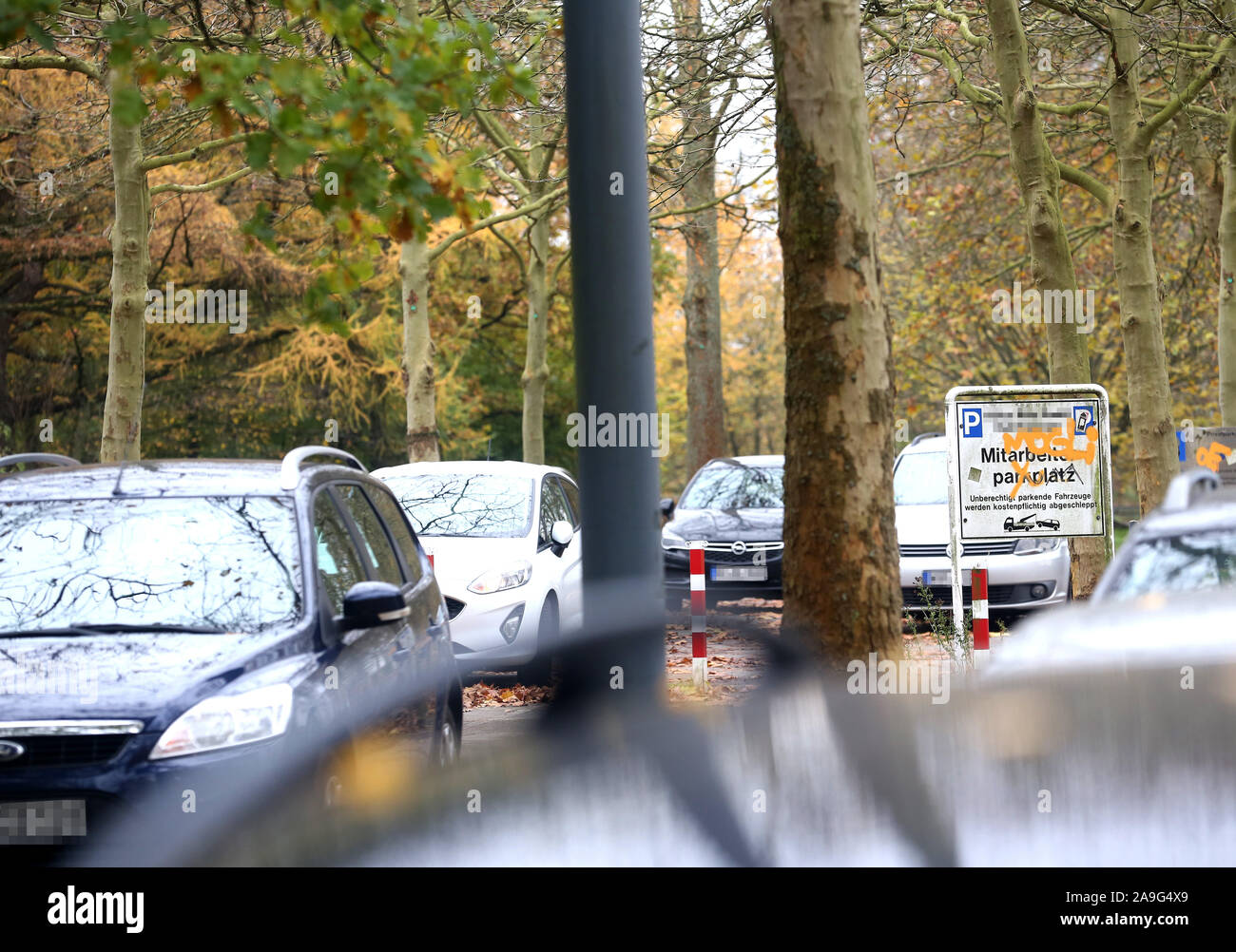 Gelsenkirchen, Allemagne. 15 Nov, 2019. Sur ce parking, un étudiant a été donné une seringue d'une substance inconnue par un inconnu. Avant l'homme s'est échappé, il a dit le numéro six. (Dpa ''Numéro 6' : étudiant inconnu substance injecte dans le corps') Credit : Roland Weihrauch/DPA - ATTENTION : les plaques et les pièces de la voiture ont été lettrage parc pixelisées/dpa/Alamy Live News Banque D'Images