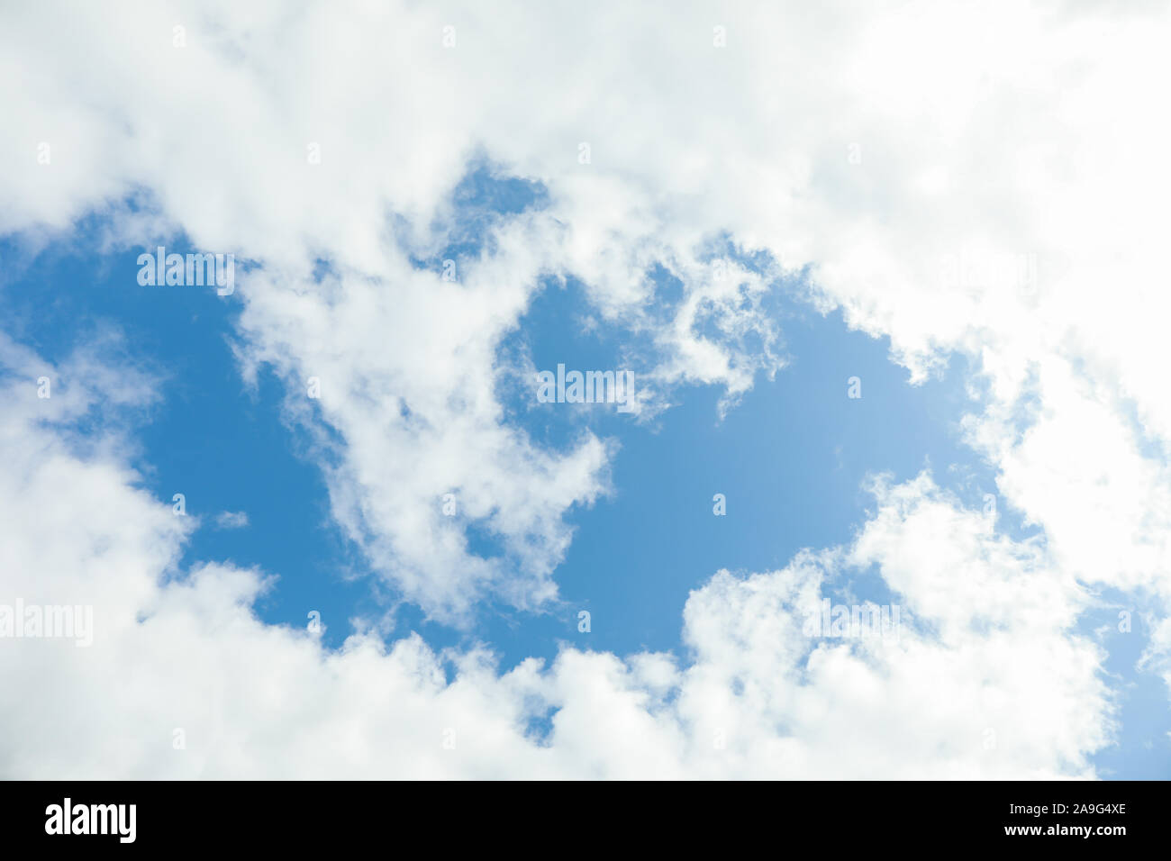 Ciel bleu avec des nuages de fumée sur l'ensemble de l'arrière-plan Banque D'Images