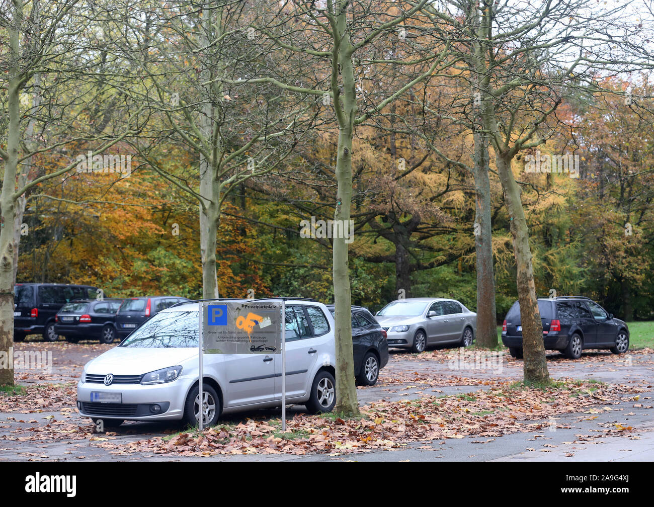 Gelsenkirchen, Allemagne. 15 Nov, 2019. Sur ce parking, un étudiant a été donné une seringue d'une substance inconnue par un inconnu. Avant l'homme s'est échappé, il a dit le numéro six. (Dpa ''Numéro 6' : étudiant inconnu substance injecte dans le corps') Credit : Roland Weihrauch/DPA - ATTENTION : les plaques et les pièces de la voiture ont été lettrage parc pixelisées/dpa/Alamy Live News Banque D'Images