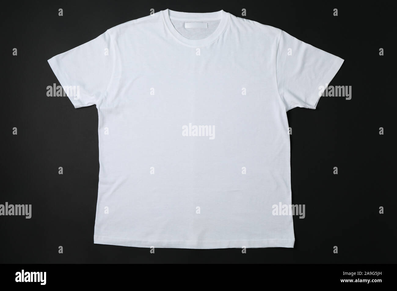 T-shirt blanc en blanc sur fond noir, de l'espace pour le texte Banque D'Images