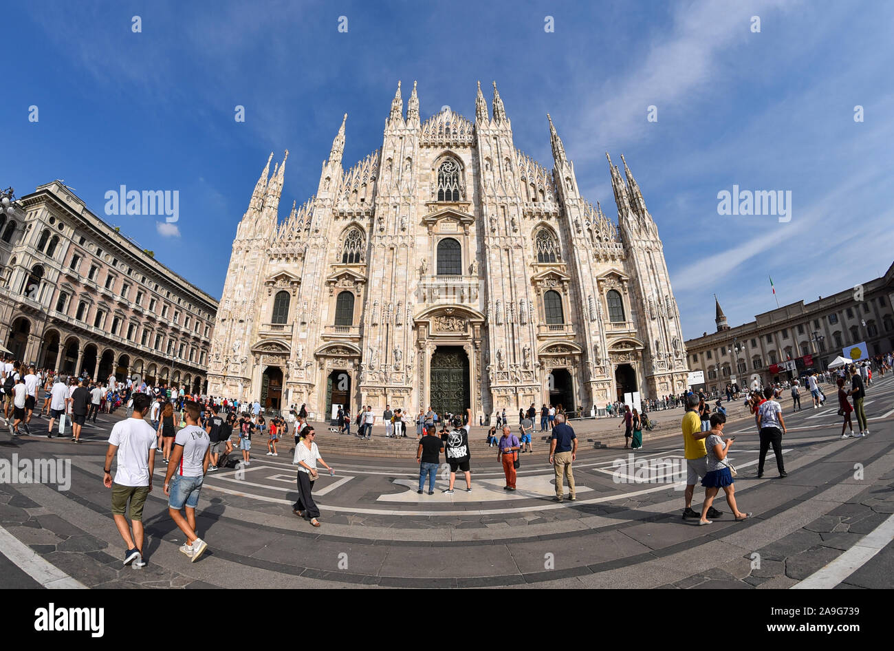 MILAN, ITALIE - 9 septembre 2018 : les touristes visitant la place du Dôme (Piazza del Duomo) et la célèbre cathédrale. Banque D'Images