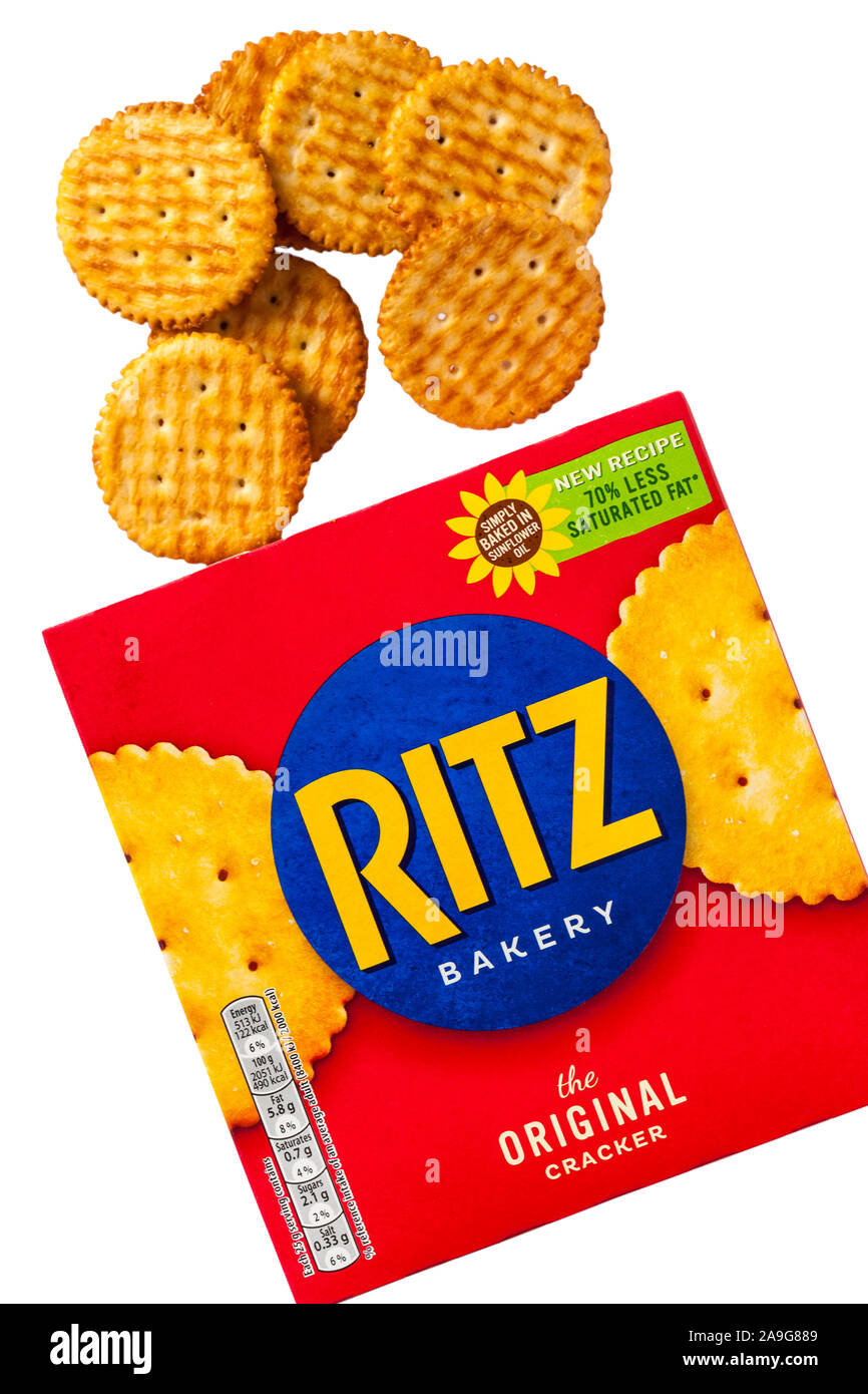 Fort de Ritz bakery le cracker Original, savoureux biscuits craquelins avec 70 % de graisses saturées en moins ouvert avec matières ensemble renversé sur fond blanc Banque D'Images