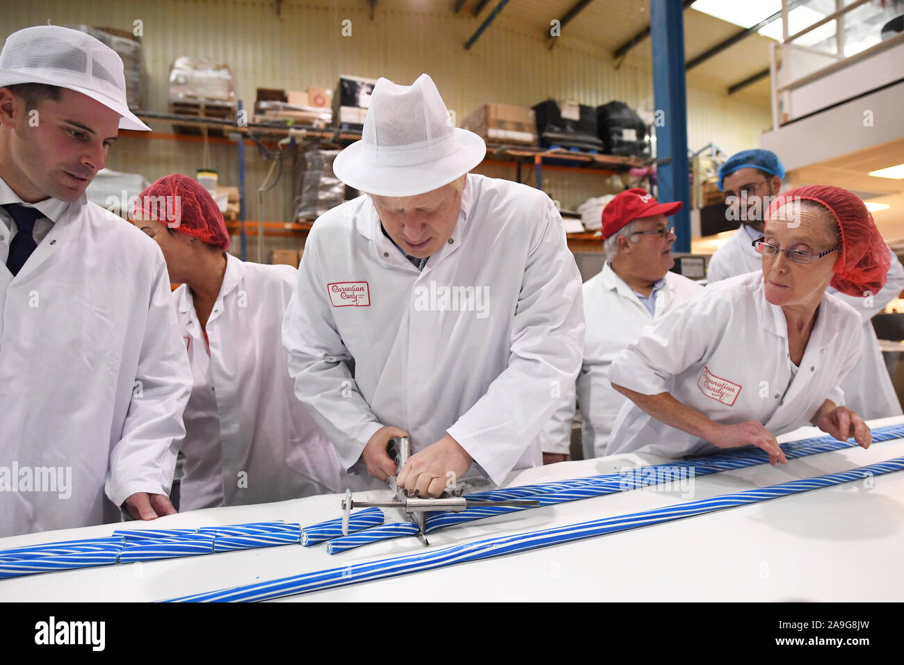 Premier ministre Boris Johnson lors d'une visite à la Sucrerie de couronnement à Blackpool tandis que la campagne électorale générale. Banque D'Images