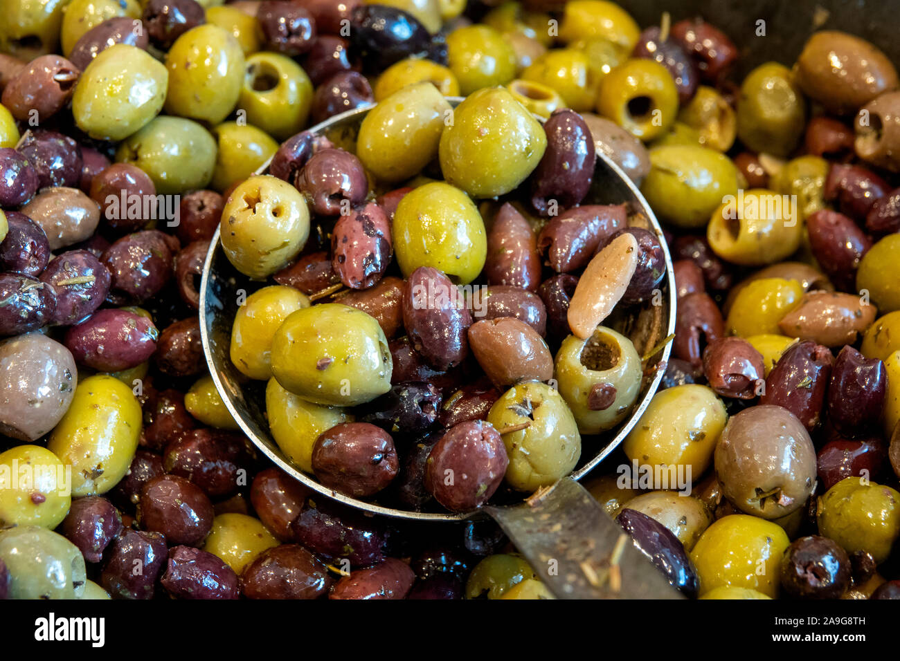 Close up de quelques olives noires et vertes assaisonné Banque D'Images