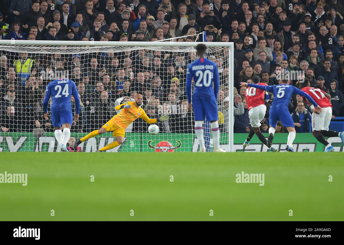 Marcus Rashford Objectif de Manchester Utd marque le premier but du point de penalty au cours de la Chelsea vs Manchester United l'EFL Carabao Tasse ronde de 16 Banque D'Images