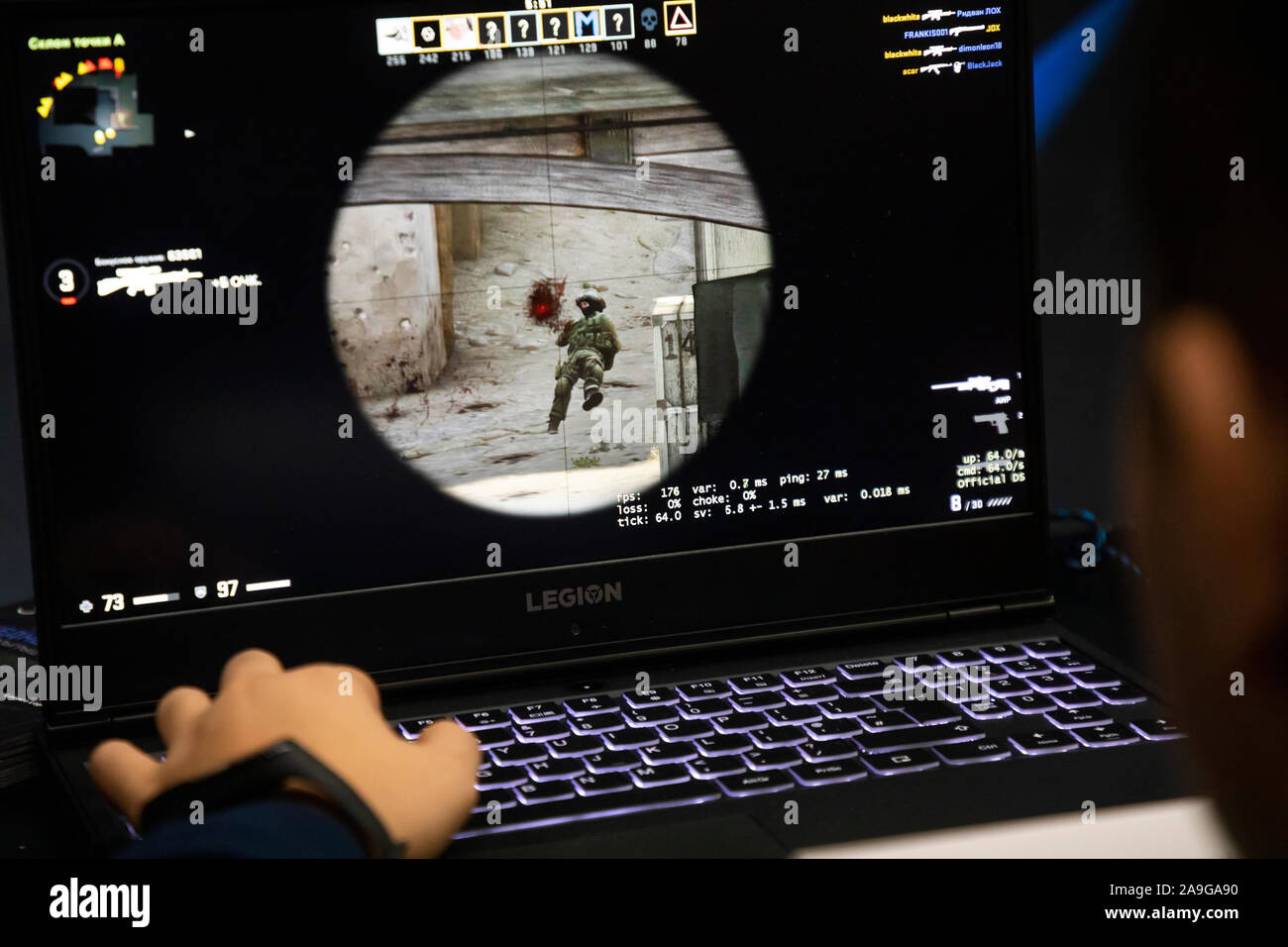 Moscou, Russie. 4 octobre, 2019 Jeune homme joue un jeu vidéo Counter Strike à l'Igromir 2019 ordinateur et jeux vidéos exposition au Crocus Expo International Exhibition Center de la région de Moscou, Russie Banque D'Images