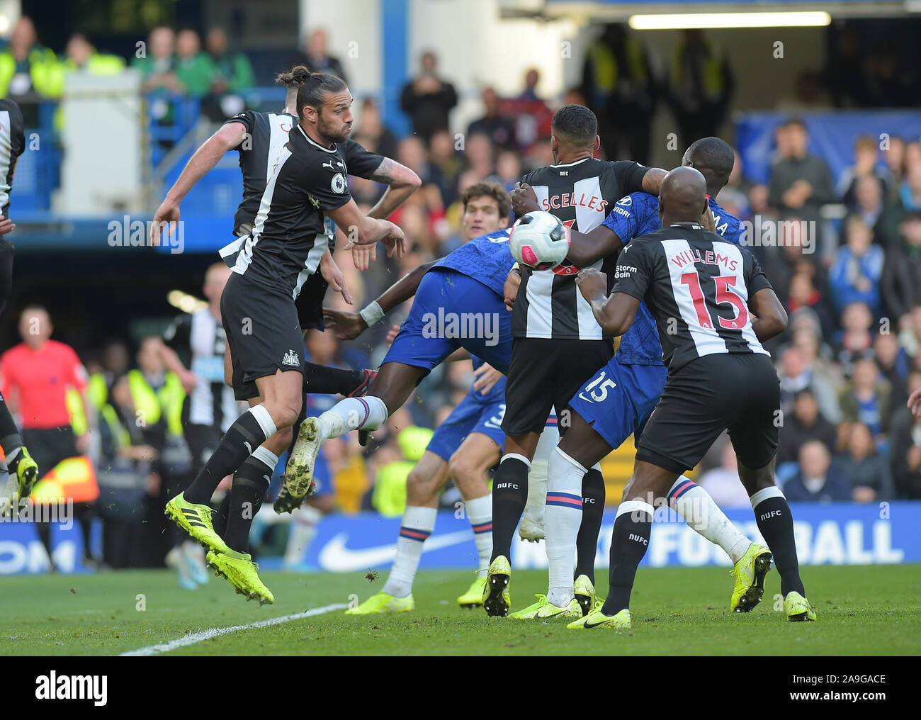 Chelsea faire pression sur le but de Newcastle au cours de la Chelsea vs Newcastle United League match à Stamford Bridge -usage éditorial uniquement, licence exigent Banque D'Images