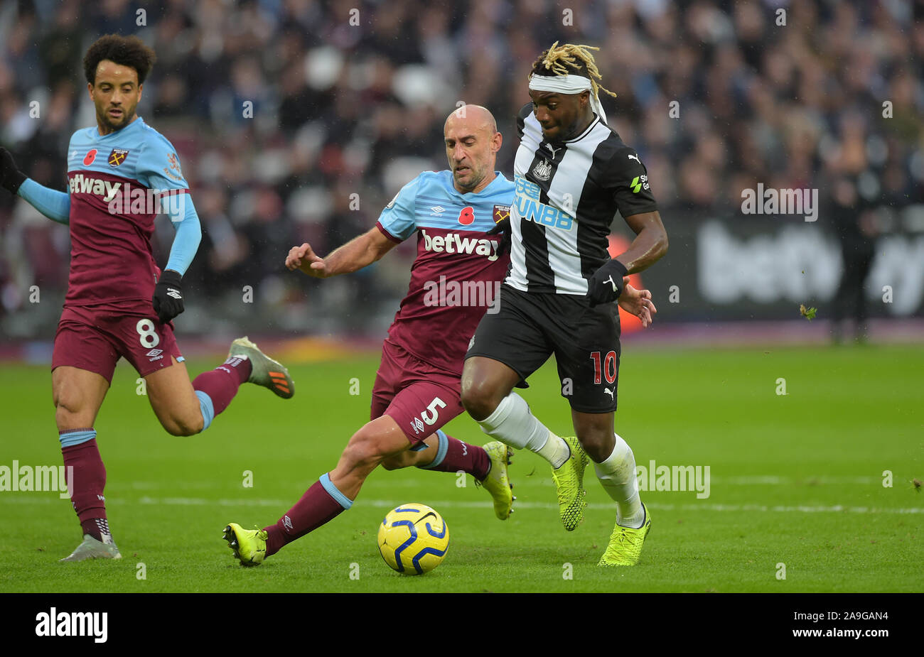 Pablo Zabaleta de West Ham Utd dans la poursuite d'Allan Saint-Maximin de Newcastle Utd durant la West Ham vs Newcastle United Premier League match à la Banque D'Images