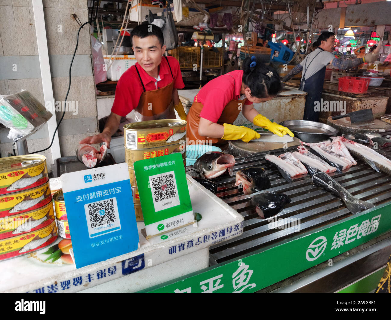 China-November,Zhongshan 3:2019, détaillant en poisson du marché chinois avec Wechat et Alipay QR codes paiement en avant. Banque D'Images