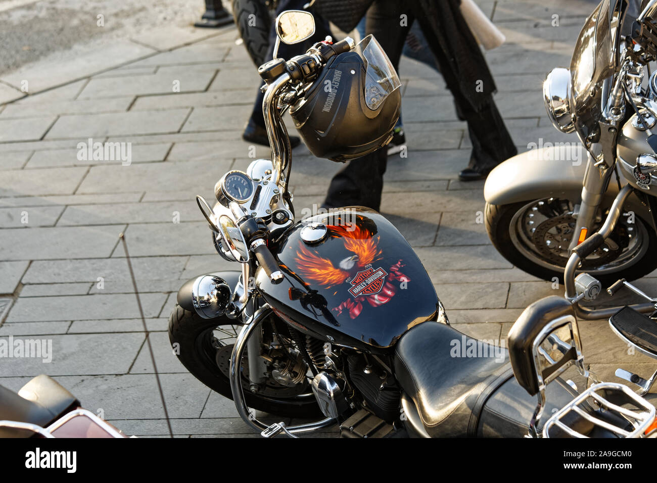 Harley Davidson de planche de bord du broyeur et le réservoir de combustible peint avec eagle et gravure drapeau turc. Casque de protection pendu sur la poignée. Banque D'Images