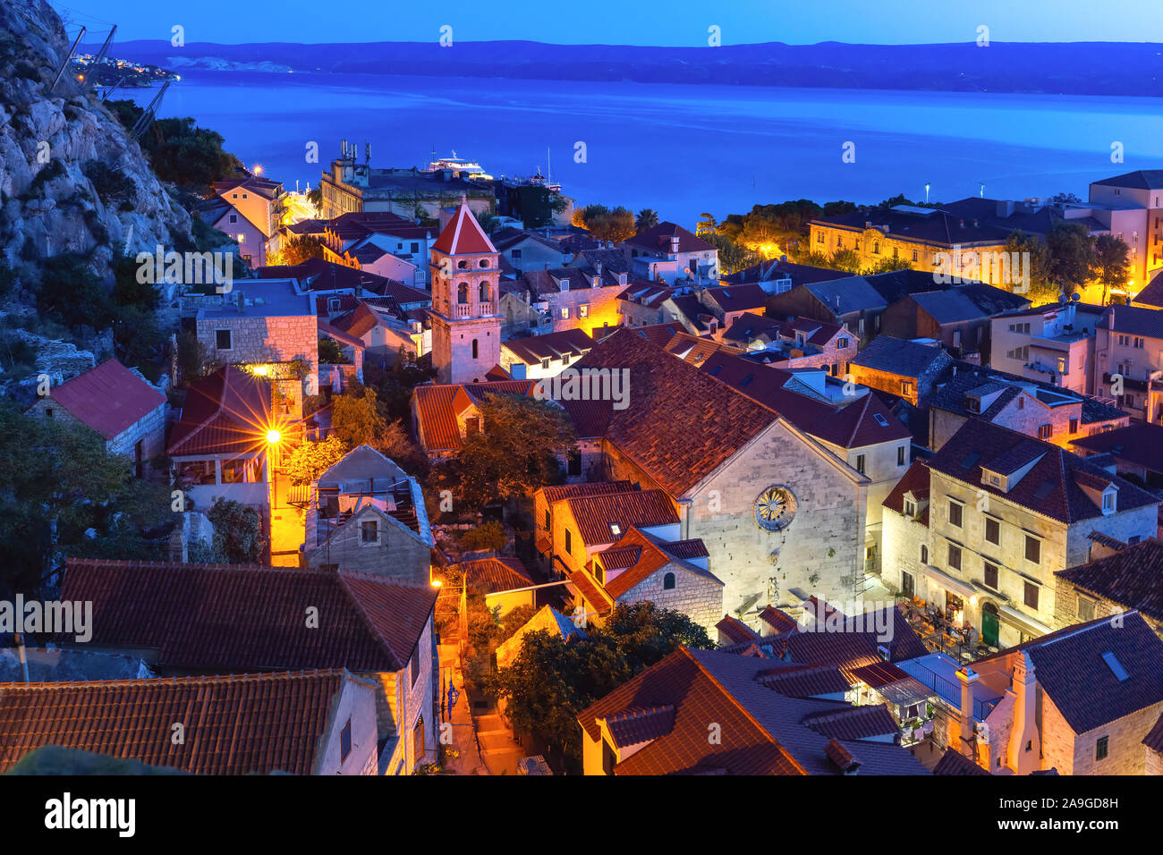 Les toits rouges de la vieille ville et l'église de St nuit Michaelat, omis, destination touristique populaire en Croatie Banque D'Images
