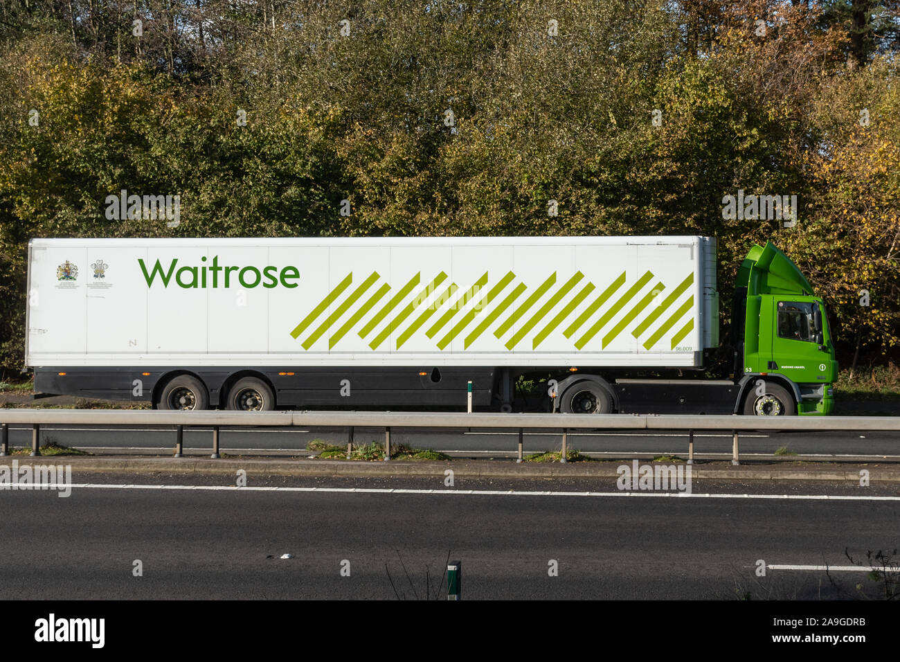 Supermarché Waitrose ou camion camion conduisant le long d'une route à deux voies, UK Banque D'Images