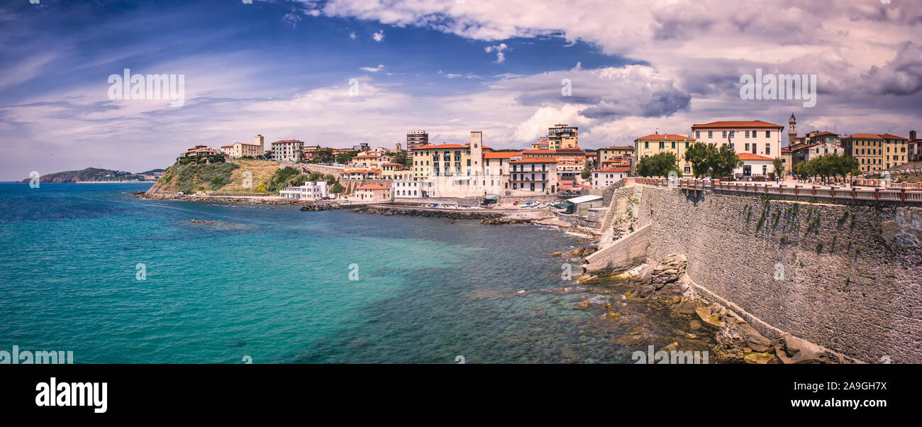 Nuageux Piombino (Toscane) shore panorama avec vue sur la vieille ville Banque D'Images