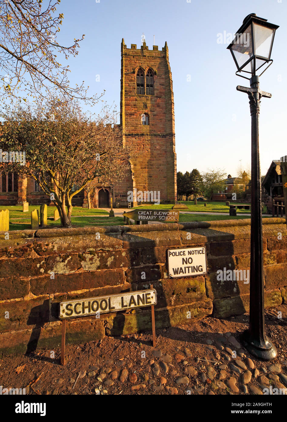 School Lane, Great Budworth, vue sur St Mary et All Saints' Church,, Great Budworth, Northwich, Cheshire, Angleterre, CW9 6HF Banque D'Images