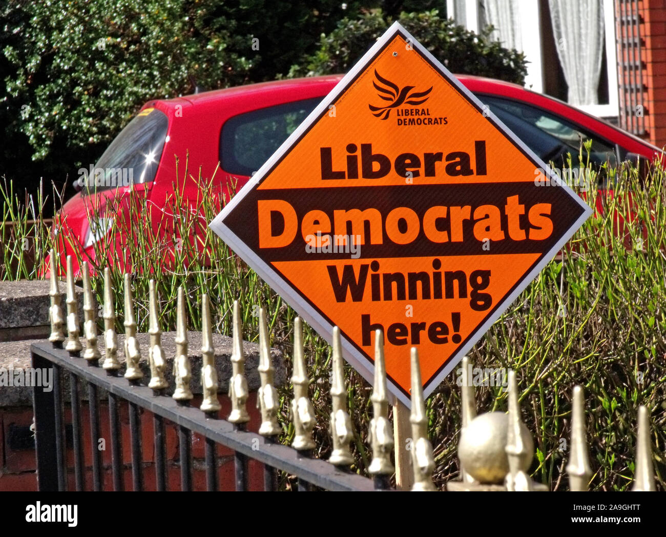 Les démocrates libéraux qui gagnent ici, l'élection générale d'Orange Diamond Sign, dans un jardin, Grappenhall, Warrington, Cheshire, Angleterre, pacte Labor/LibDem Banque D'Images