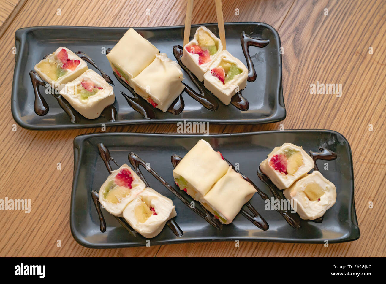 Rouleaux de minari dessert fraise, kiwi, banane et crème fromage enveloppé dans du riz fine pâtisserie est du vrai dianty. L'intérieur de divers fruits, crêpes à l'extérieur Banque D'Images