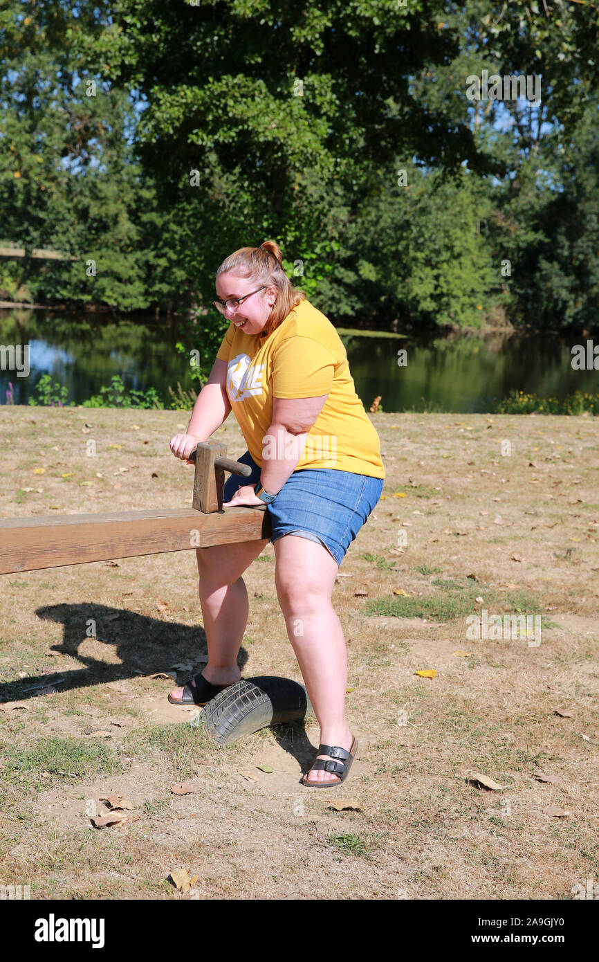 Personne obèse sur une balançoir. Banque D'Images