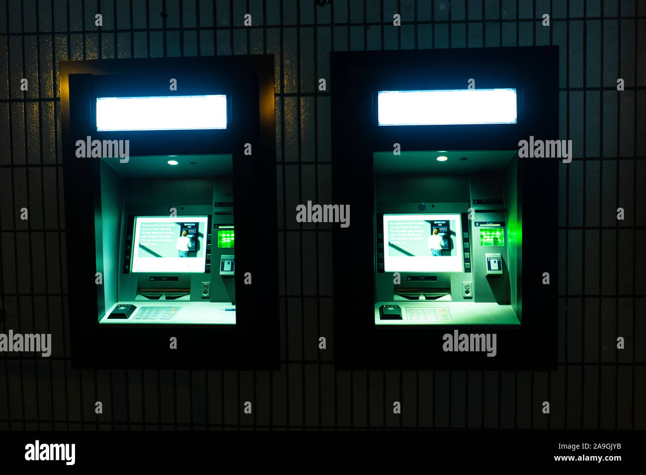 Des distributeurs automatiques de lueur dans la nuit sur la rue principale, une époque dangereuse pour retirer de l'argent, le vol Banque D'Images