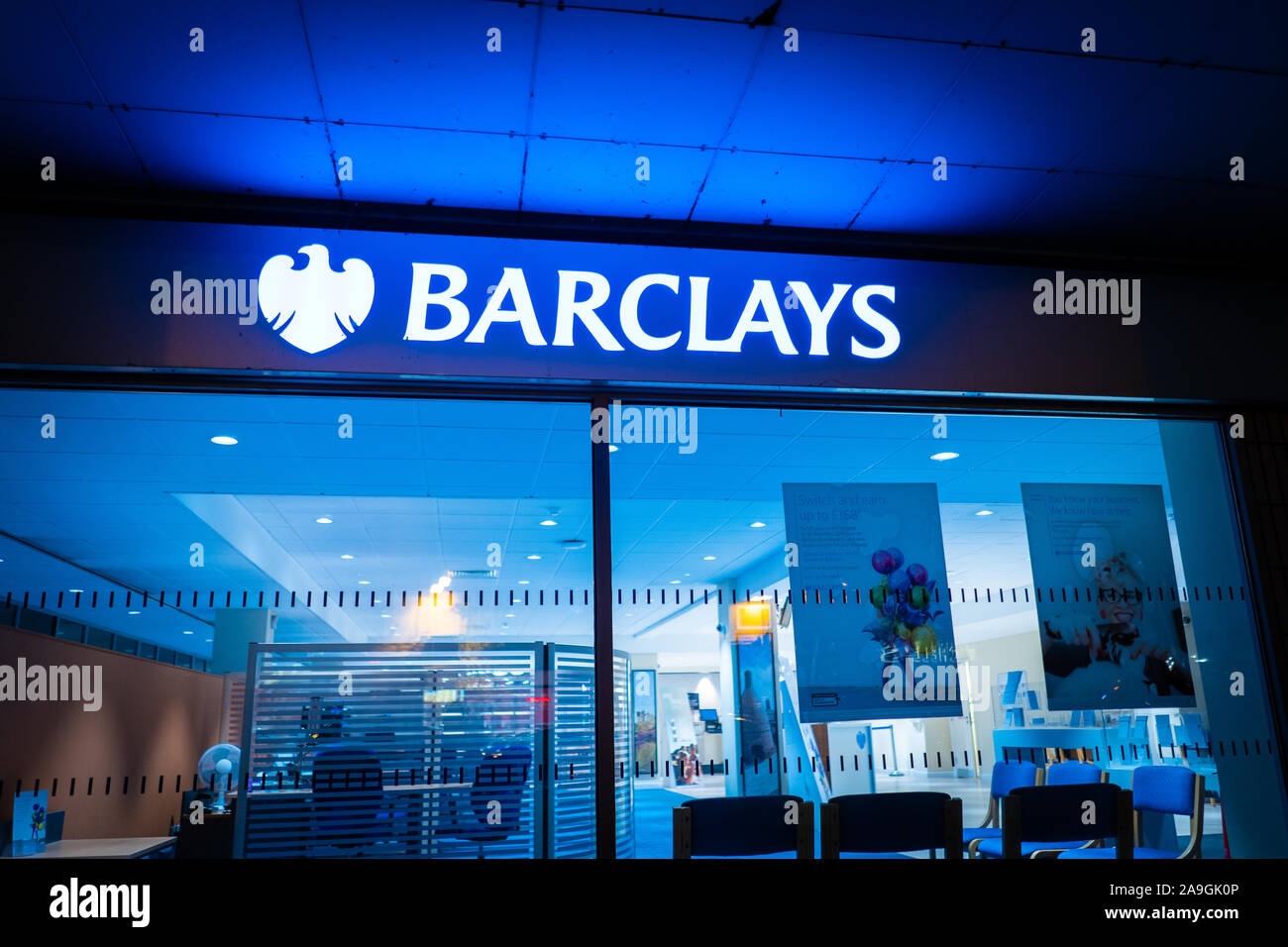 Façade de la Banque Barclays, signe illuminé dans leur célèbre couleur bleu de nuit sur la rue principale Banque D'Images