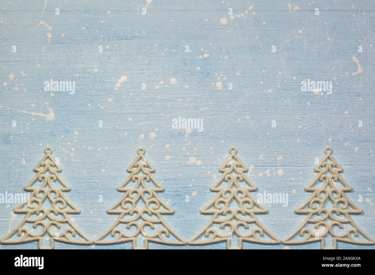Composition d'hiver ou de noël. Motif d'ornements en forme d'arbre sur fond bleu clair, texturé. L'hiver, Noël, nouvel an concept Banque D'Images