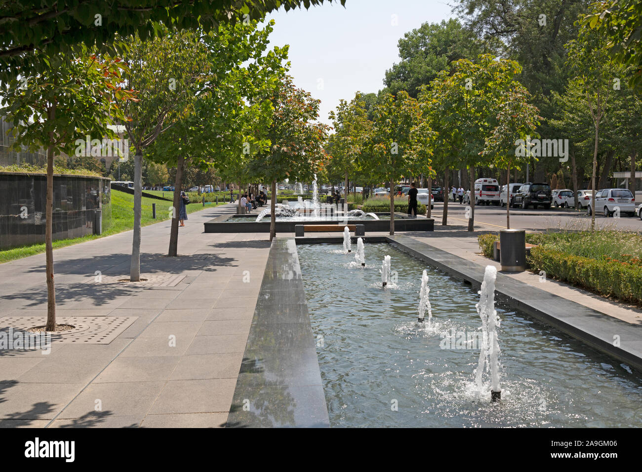 Une vue des jardins de la place Amir Timur à Tachkent, Ouzbékistan. Banque D'Images